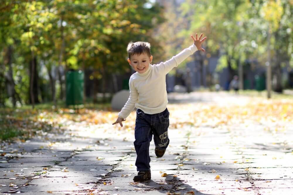 pojke springer i solskenet