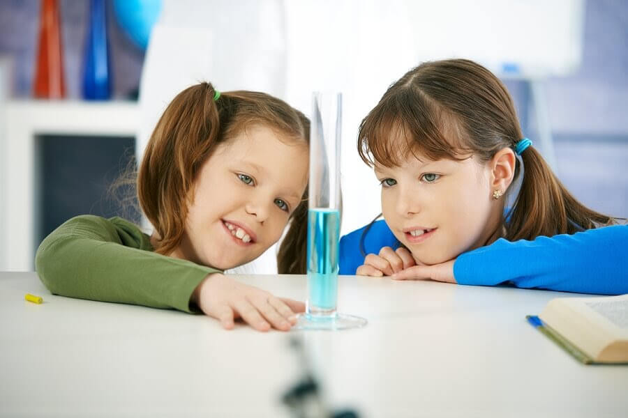 Två barn utför experiment med vatten