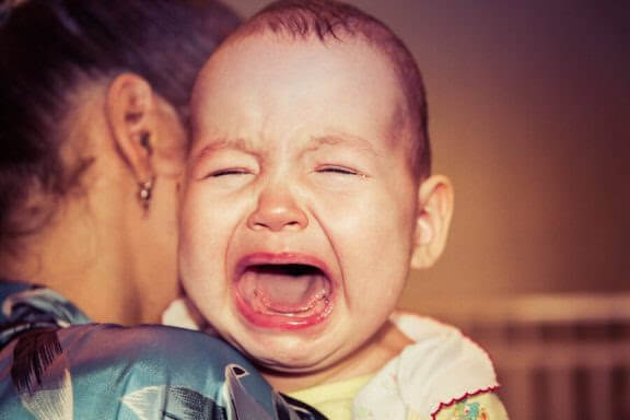 Varför vaknar min bebis alltid gråtande?