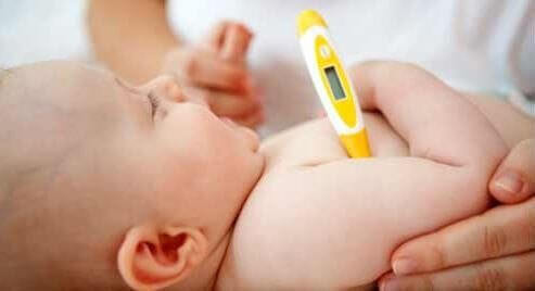 baby med febertermometer