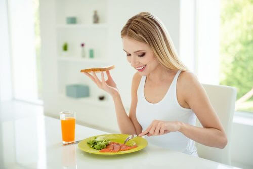 kvinna äter mat