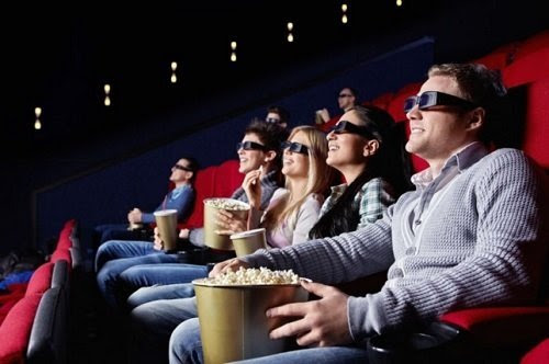 Människor i biosalong med 3D-glasögon