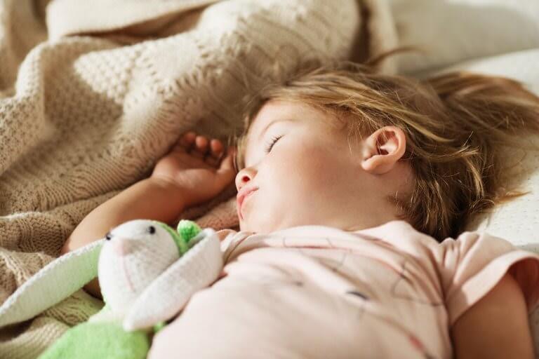 3 steg för att få ditt barn att sova i sin egen säng