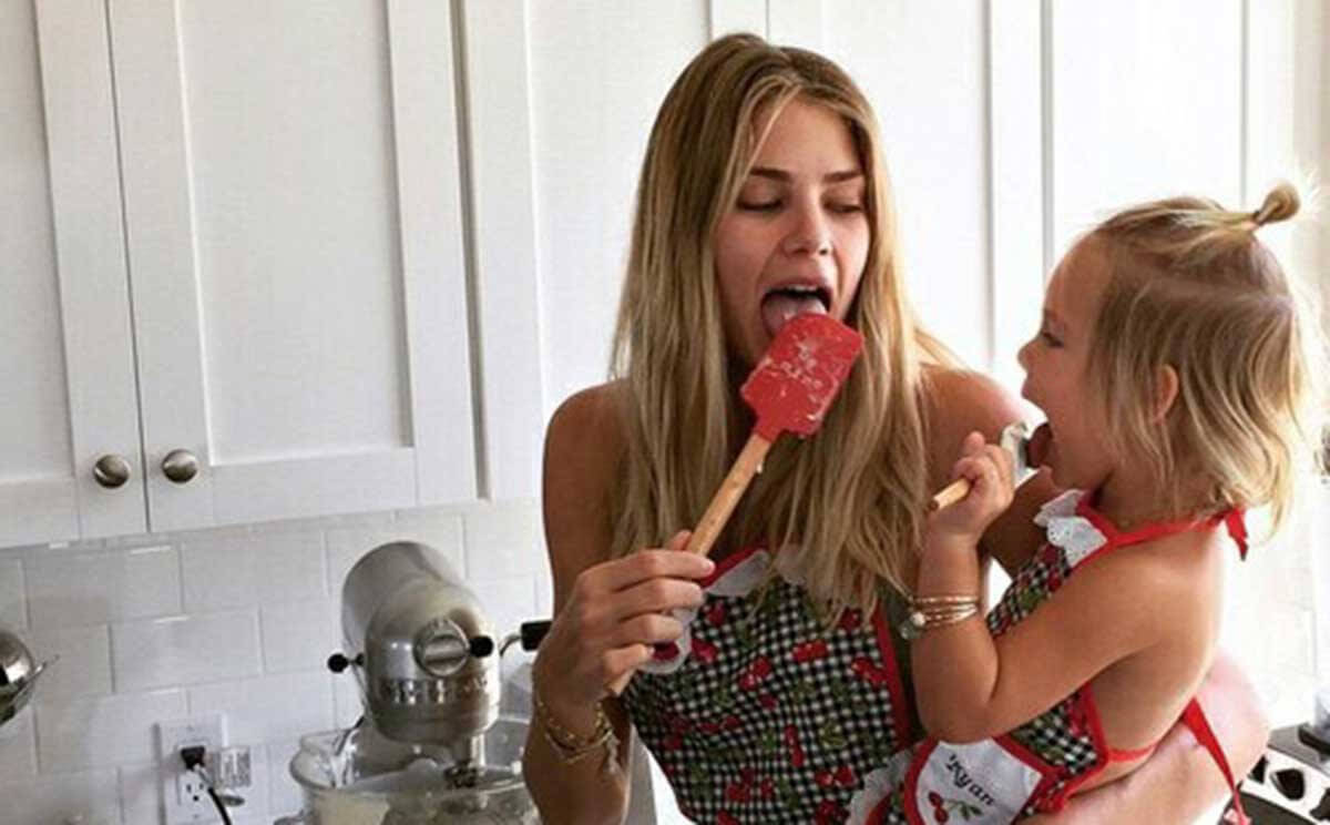 Mamma och dotter i köket