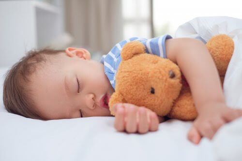 baby sover med nalle