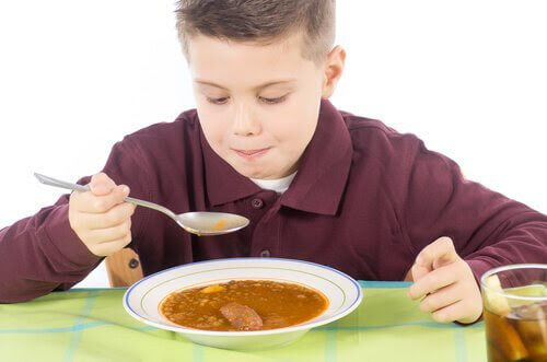 Pojke äter soppa