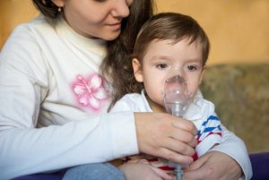 Väsande andning hos barn: symptom och behandling