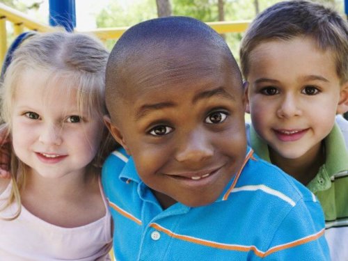 Några barn med olika hudfärg.