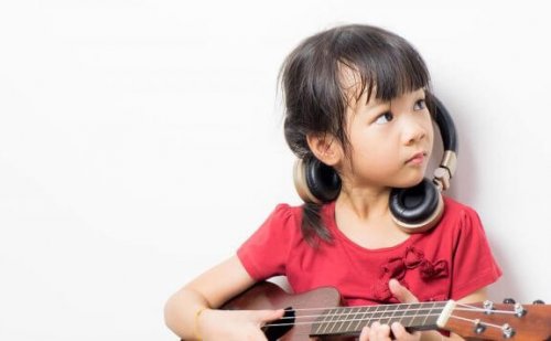En flicka spelar på ett musikinstrument.