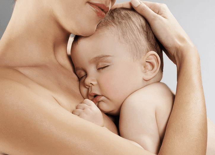Ge efter för din bebis: mamma håller sovande baby