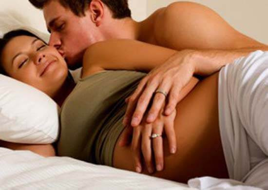 sex under graviditetens olika stadier: gravid kvinna i säng med man