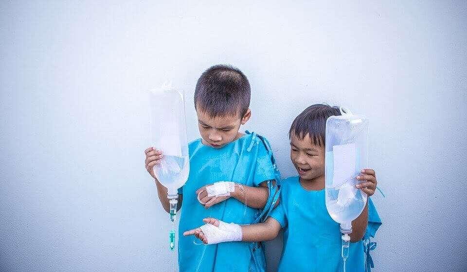 två barn får medicinsk behandling