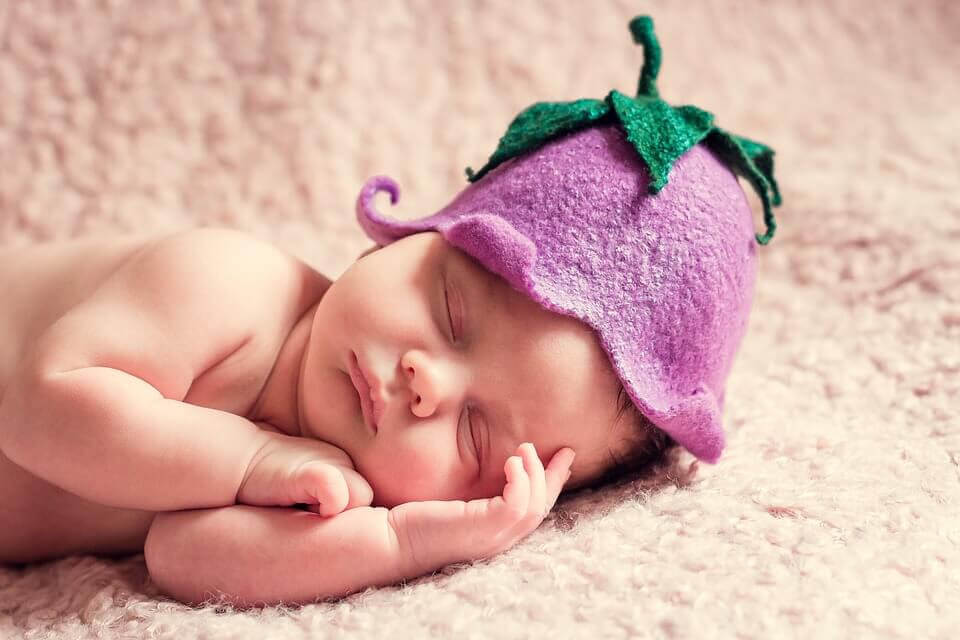 Baby sover med söt hatt på