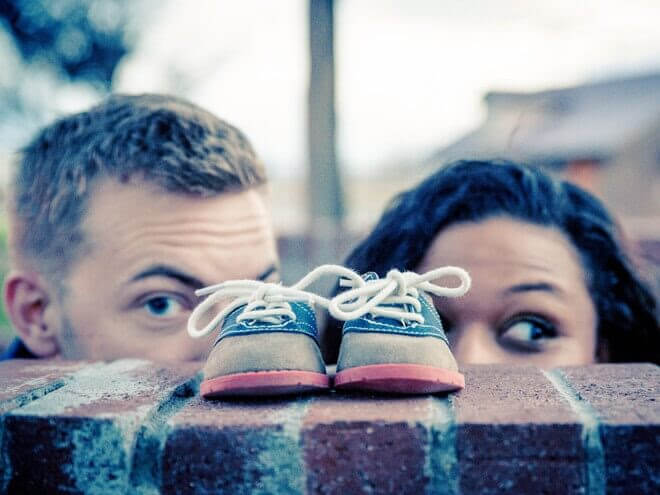 Förstagångsföräldrar tittar på barnskor