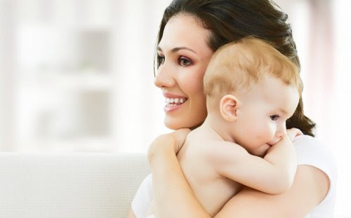 ge ditt barn vad hon behöver: mamma håller baby