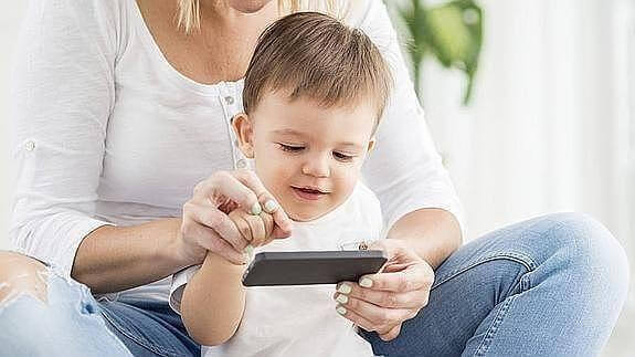 Bebis och mamma leker med iPad