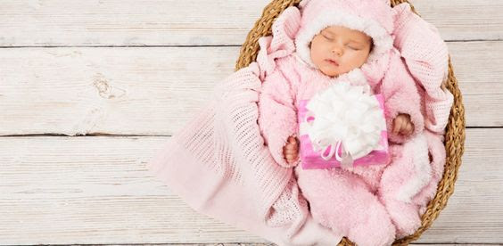 Vinterklädd bebis i korg