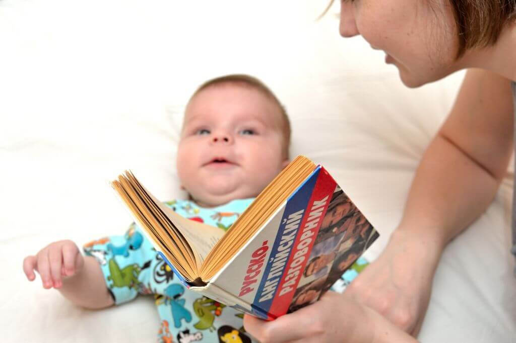 Mamma läser för bebis