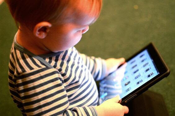 Bebis med iPad