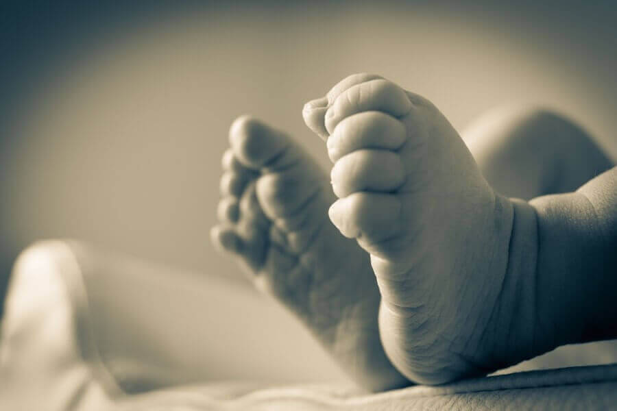 fötter på en nyfödd