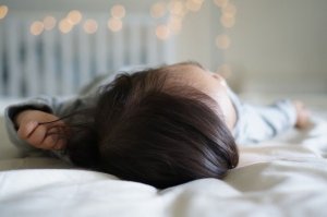 Vad ska du göra om bebisen har trillat ur sängen?