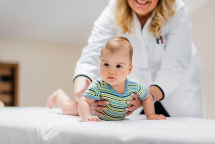 läkare undersöker bebis