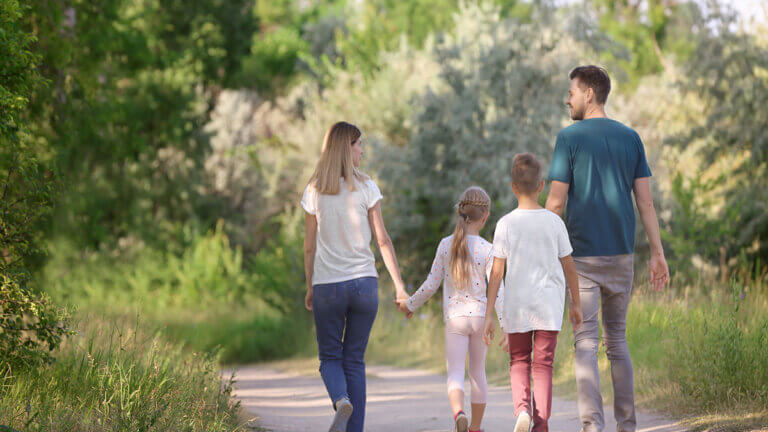 Fördelar med att gå ut och vandra med familjen