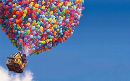 Hus som flyger med ballonger.