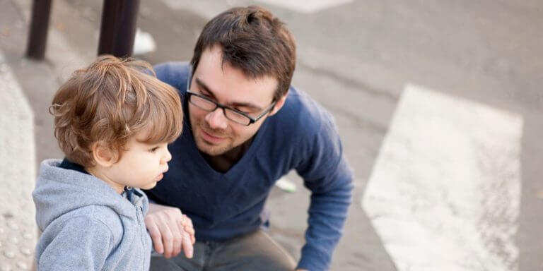 man-som-pratar-med-pojke