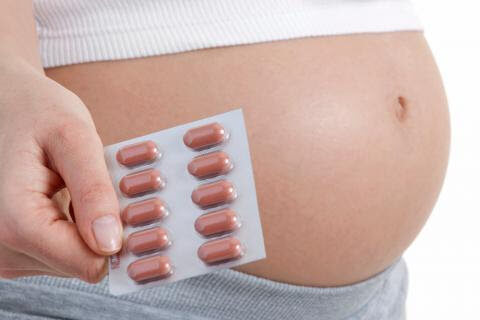 gravid kvinna med tabletter