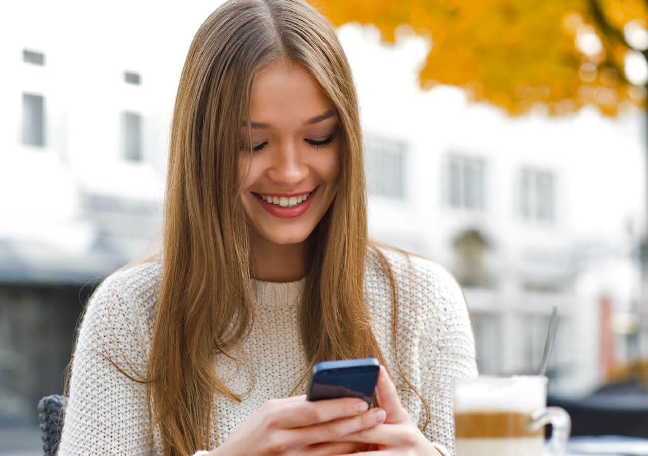 flicka med mobiltelefon