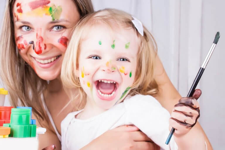 mamma och dotter har målat sig i ansiktena