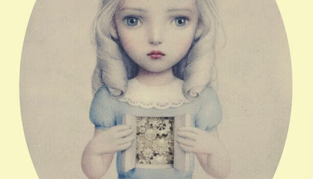 flicka med lucka i bröstet som visar kugghjul