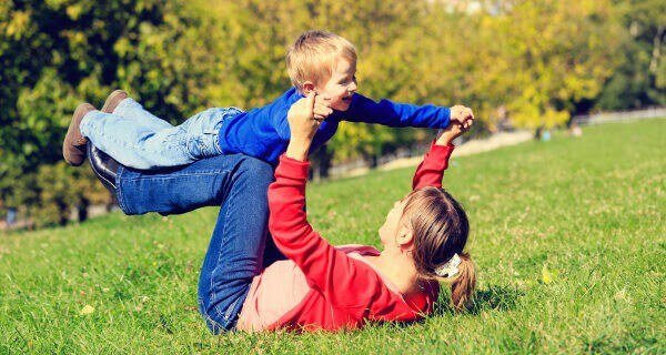 mamma och barn leker