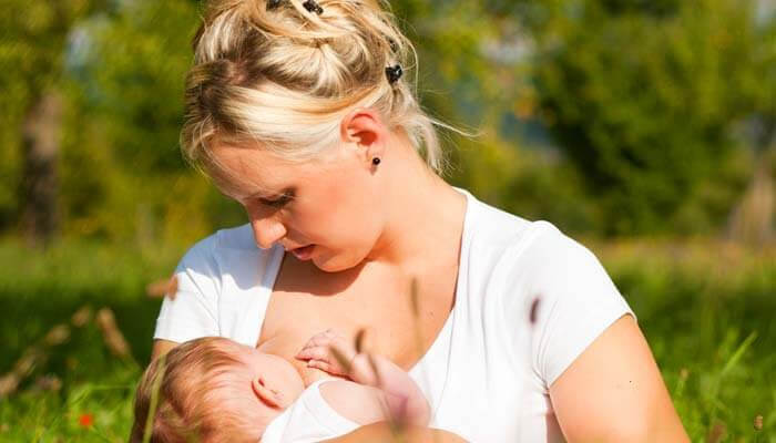 amning kan förebygga bröstcancerrelaterade dödsfall: baby ammar