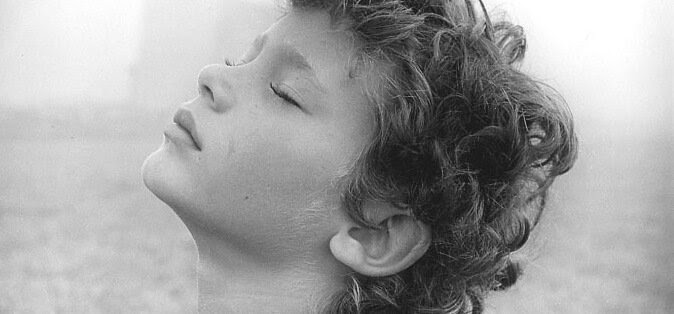 pojke tar ett djupt andetag