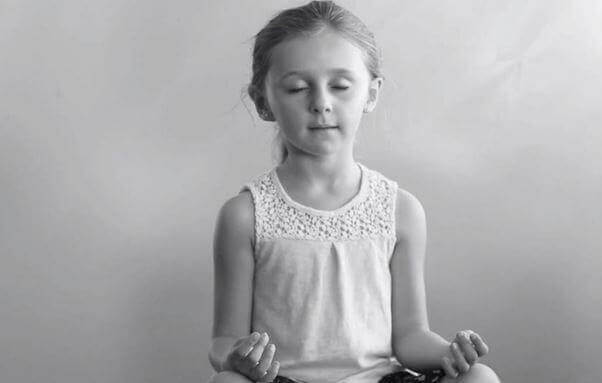 flicka mediterar