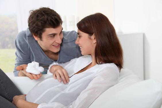man ger gravid kvinna babyskor