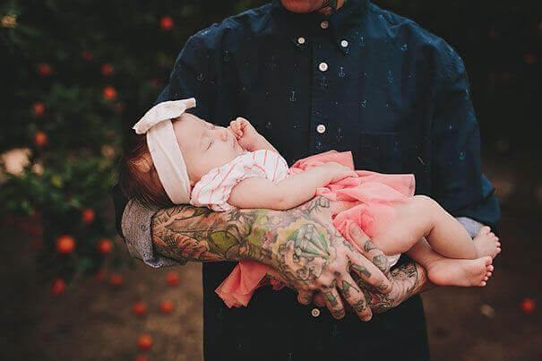 baby sover i pappas armar