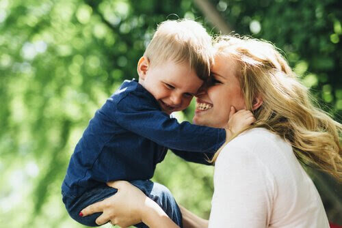 positivt föräldraskap: mamma och barn leker