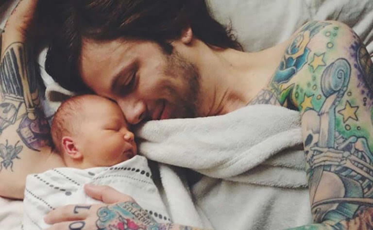 sovande pappa och baby