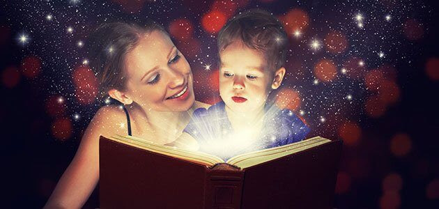 kvinna och barn tittar i bok som det kommer ljus ur
