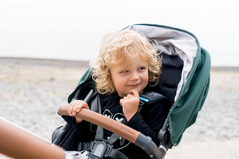 glad flicka i barnvagn