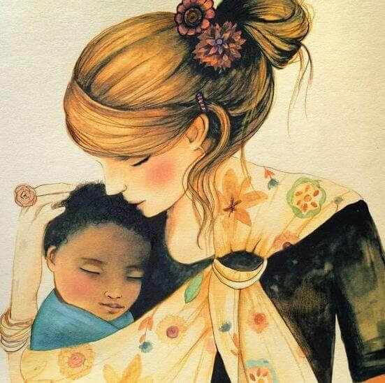 mor håller om baby i slinga