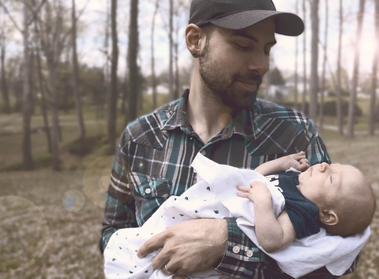 pappa med nyfödd i naturen