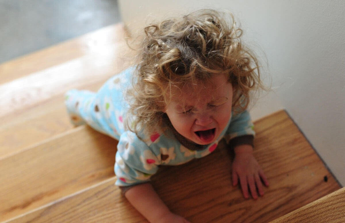 Barn har raseriutbrott i trappa