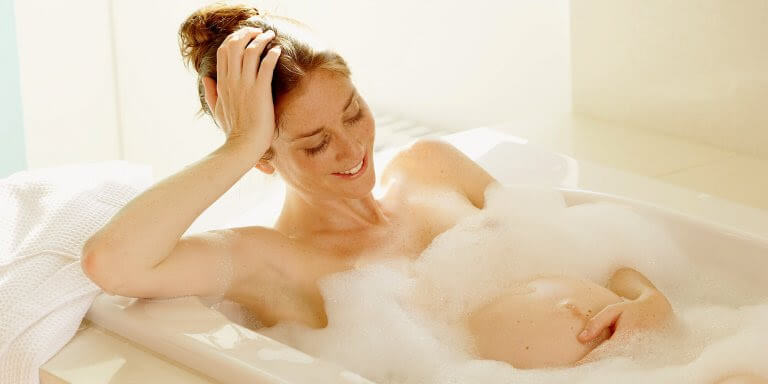 gravidfotografering: gravid kvinna i badet