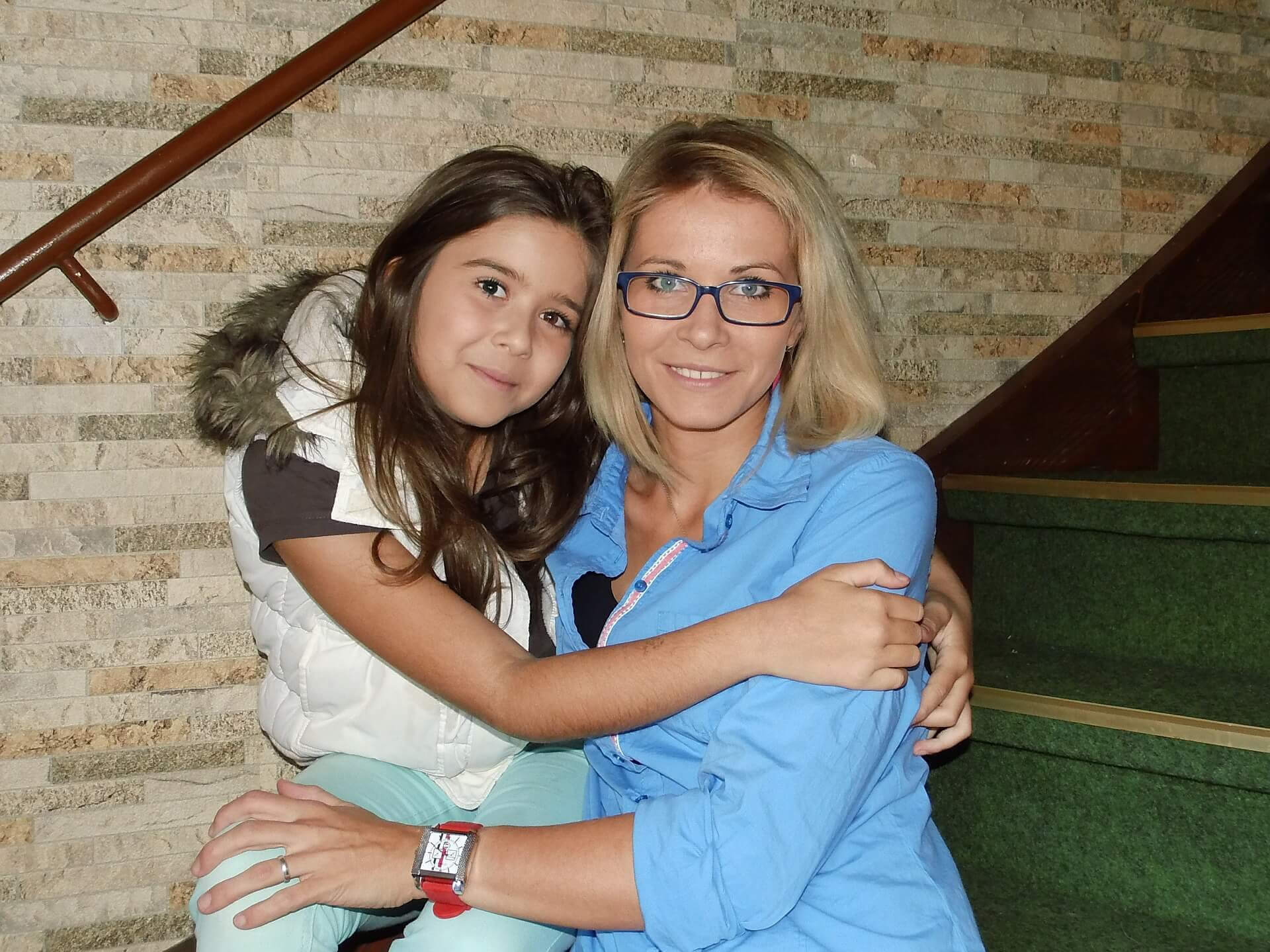 mamma och dotter håller om varandra