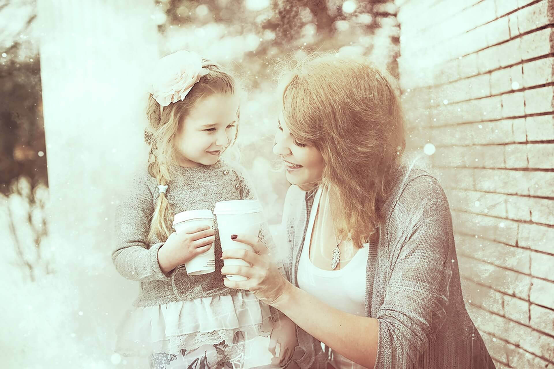mamma och dotter skålar med kaffekoppar