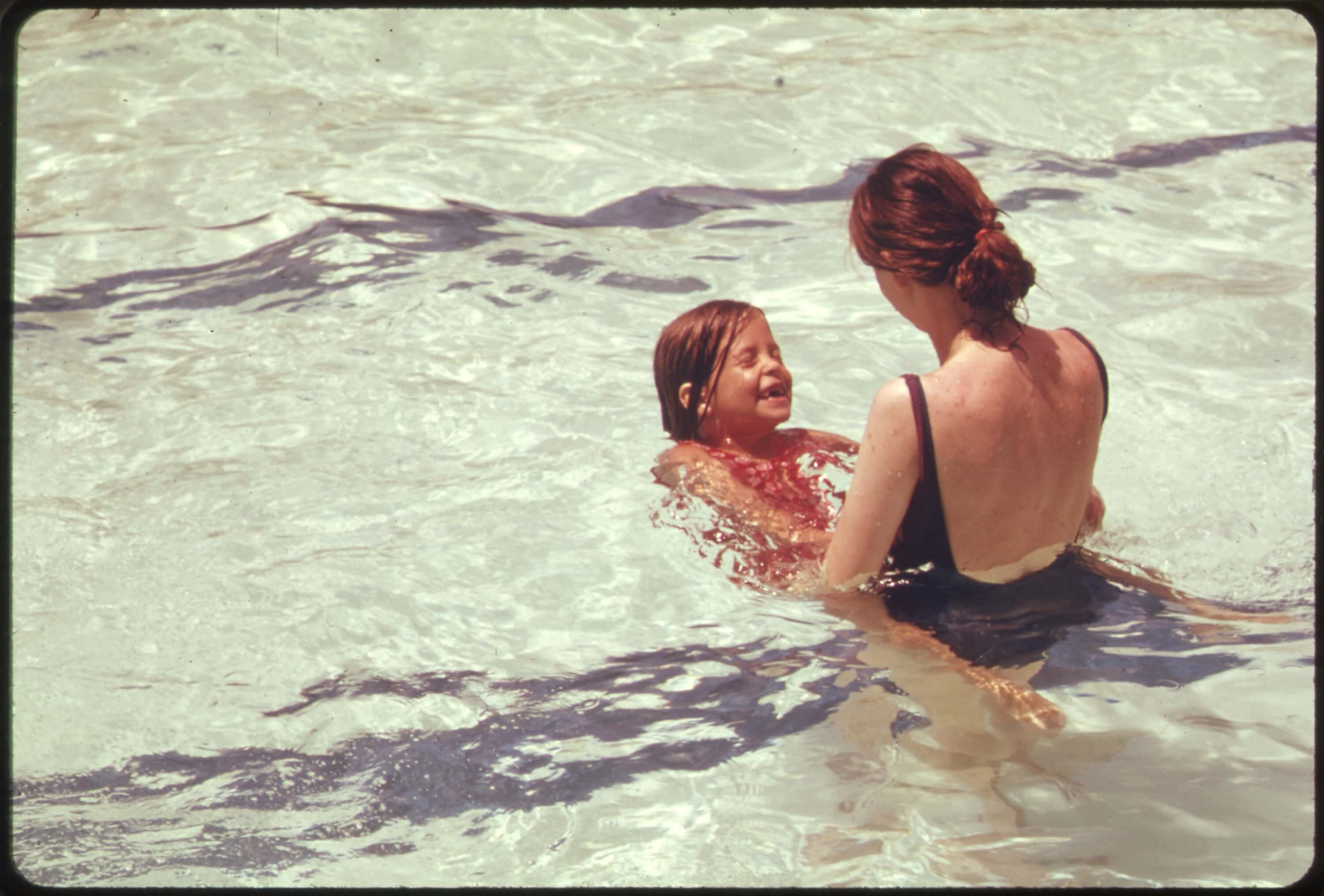 mor och dotter i pool